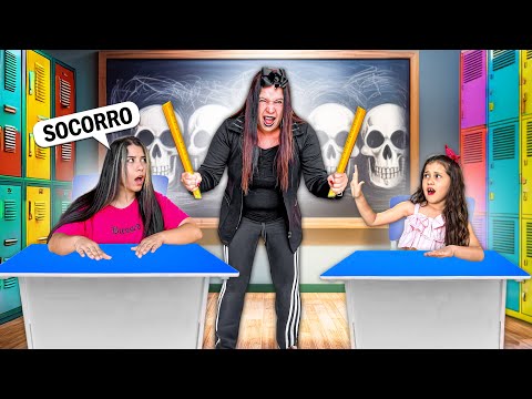 An evil teacher appeared in the classroom and scared the students!!