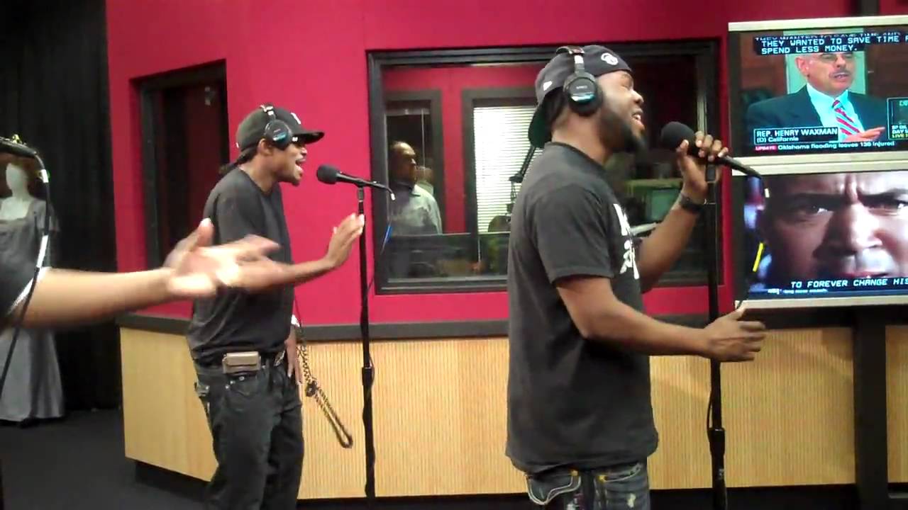Dwele performs I'm Cheating while visiting the Red Velvet Cake Studio.