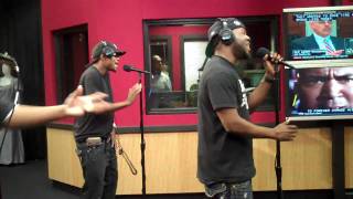 Dwele performs I&#39;m Cheating while visiting the Red Velvet Cake Studio.