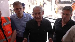 ראש הממשלה נתניהו ביקר בזירת התקיפה האיראנית בעיר בת ים.
