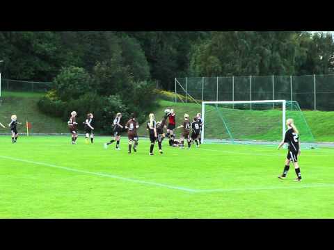 Kabel-tv: Marie slår en frispark