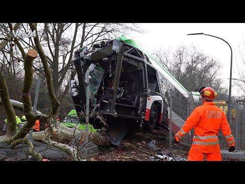 31.12.2025 - VN24 - Schwerer Unfall mit einem Linienbus in Gelsenkirchen - lange Bergungsaktion