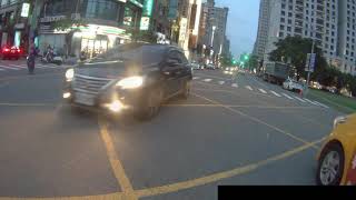 [問題] 被計程車嗆 左轉靠中間一點
