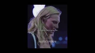 Download lagu Remember when Alex Consani struggled with her coat at VS25? mp3