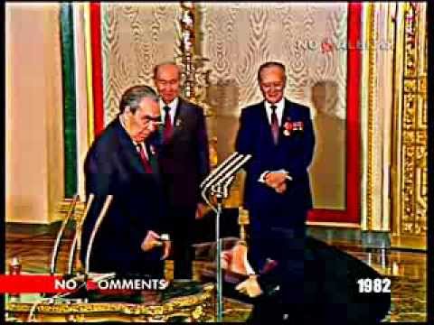 Леонид Брежнев - Я вам вручаю 1982 ....