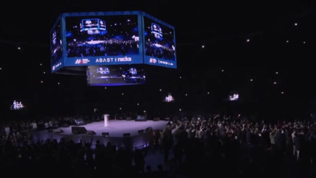 il Presidente argentino Milei sale sul palco dell'Economic Forum di Madrid come una 'rockstar'