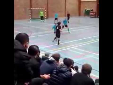 Ce joueur de futsal a une technique de fou