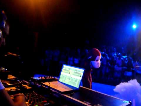 Lee Pennington playing Jungle Brothers remix @ Zoo Projects Sealpit Ibiza 2010 PT2