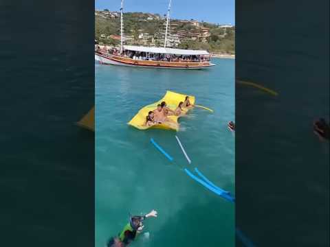 Por dentro da escuna em Búzios e a galera curtindo no mar 😎🌊🚤