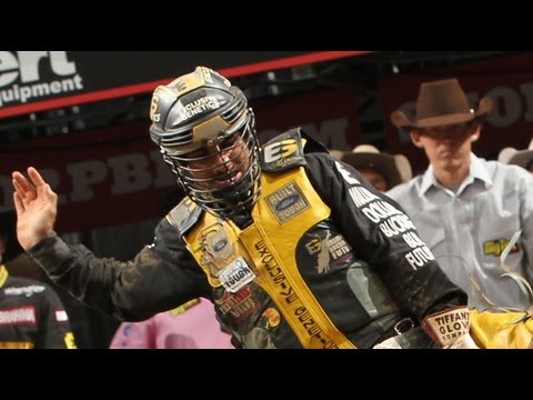 WRECK: Mike Lee stomped on by Stinger