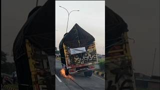 Download lagu STORY WA TRUK 30 DETIK‼️#trukmania #trukmbois #trukoleng #drivermuda #shorts mp3