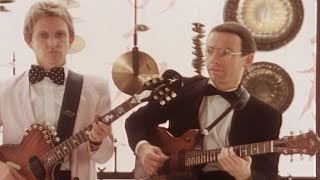Musik-Video-Miniaturansicht zu I Advanced Masked Songtext von Andy Summers & Robert Fripp