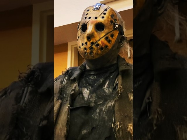 Vídeo relacionado con Rubies Máscara y machete Jason Voorhees para adultos, Accesorio, Complemento para disfraz, Licencia Oficial Warner Bros, Terror, Talla única, Unisex para Halloween, fiestas y cosplay Carnaval