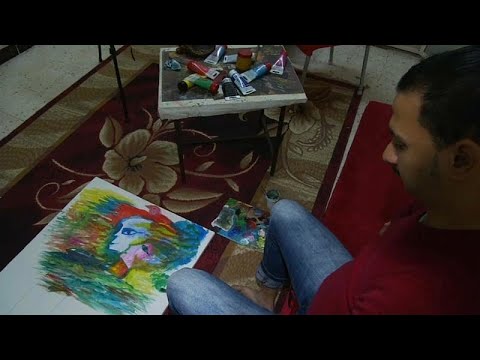 تعرف على رضا فضل.. فنان يرسم بفمه وقدميه