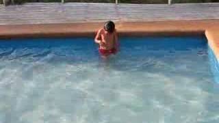 preview picture of video 'Mi Rey Felipe nadando en la piscina'