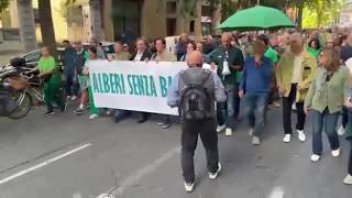 Firenze, la manifestazione contro il taglio degli alberi e il progetto della tramvia