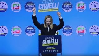 La «commedia napoletana» di Giorgia Meloni e i balletti sul palco di Napoli
