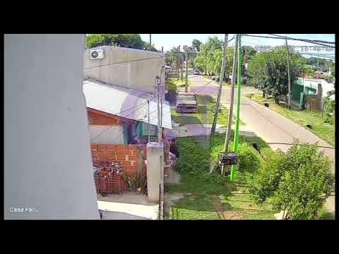 Saltó la reja y robó una bicicleta a plena luz del día