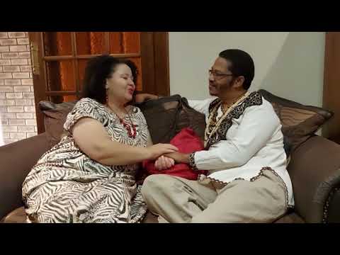 "Ek's lief vir jou en jy vir my" Geskryf deur Rosie Wilson. Sy sing hier met haar man, Gustav.