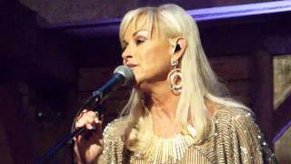 Lorrie Morgan - Carrying Your Love With Me ( Live From The Woodlands)
