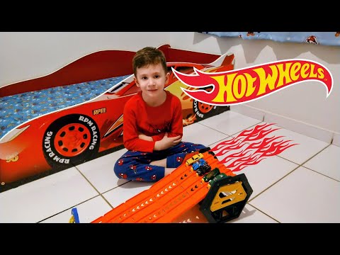CORRIDA DE HOT WHEELS NO QUARTO COM 25 CARRINHOS