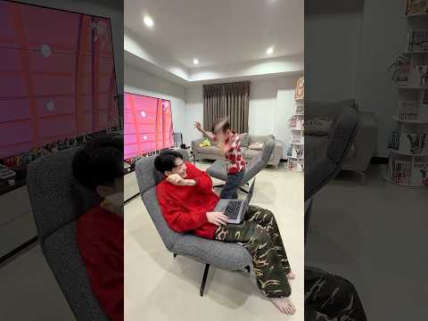 ゲームに夢中な弟に兄が水をかけたら気づく…？