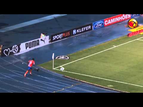 ► Jogador do Duque de Caxias cobra escanteio "bizarro"