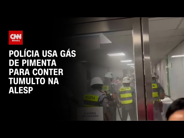 Polícia usa gás de pimenta para conter tumulto na Alesp | CNN ARENA