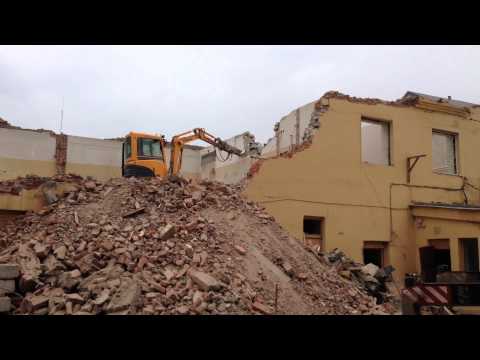 Демонтаж миниэкскаватором