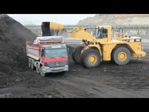 Caterpillar 990 Wheel Loader With Oversize Bucket Loading Trucks With Two Passes