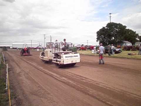 Tremont Turkey Festival  Antique Tractor Pull 6-8-2013