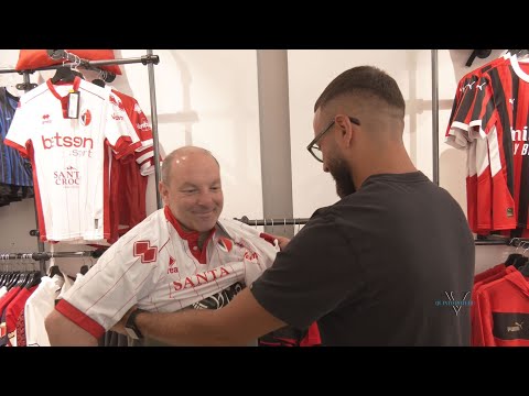 Lello veste la maglia del Bari e rimedia le scarpe: "Io allo stadio? Solo tra i vip in Tribuna"