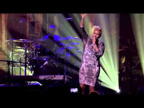 Emeli Sandé - Read All About It (Pt.III) -  Live 2012 - HD