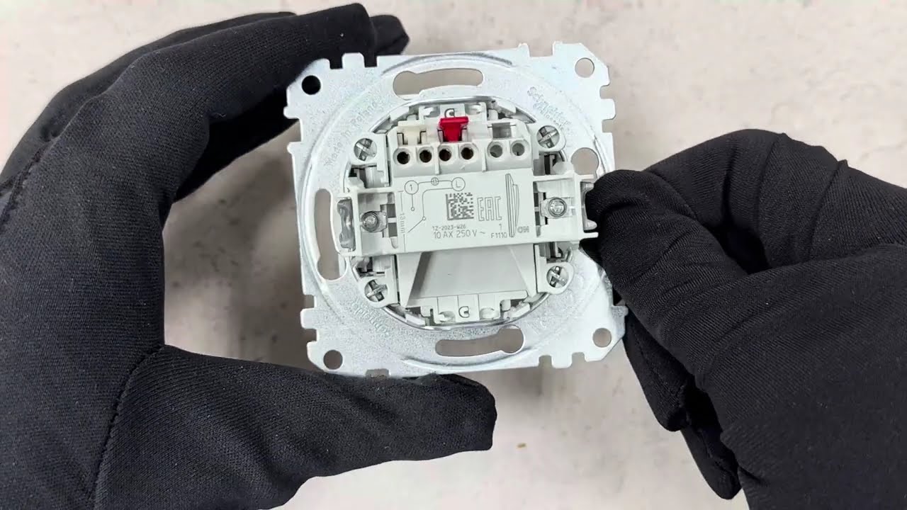 Одноклавішний перехресний перемикач з підсвіткою Sedna Design білий Schneider Electric SDD111107L