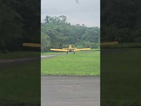 Despegue de avioneta fumigadora del Aeródromo de Batán (  de 24 millas en Bataan limón Costa Rica