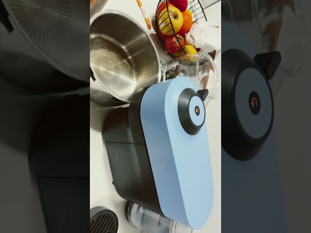 Vídeo relacionado con Kit de descalcificación compatible con Nespresso. 2 utiliza solución descalcificadora Nespresso Vertuo y 6 cápsulas limpiadoras. Elimina la cal y limpia el área de la vaina. Mejor sabor y café más