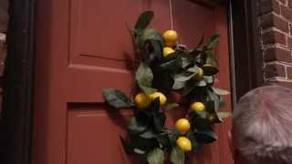 How to Hang a Wreath Without a Nail | Home Hack