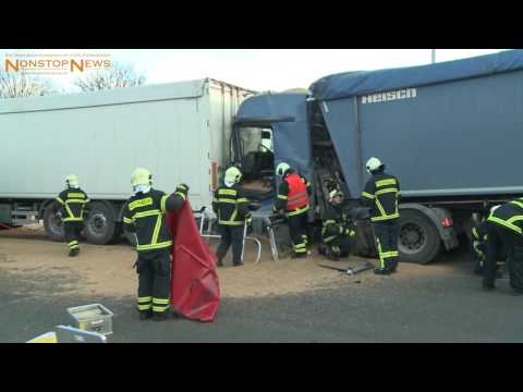 05.01.2017: Schwerer Lkw-Unfall im Rostocker Seehafen - Getreidelaster rast auf zwei stehende Lkw