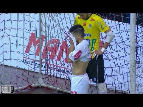 BIZARRO! Fernando, do Concórdia, se atrapalha todo e faz gol contra no Catarinense de Futsal 2017