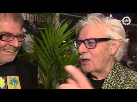 Jan Siebelink stapt zijn jeugd binnen in Knielen op een bed violen