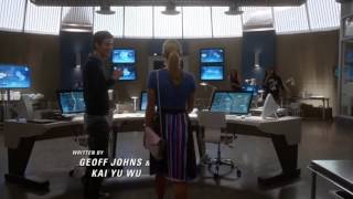 The Flash - Felicity smoak visits the Star Labs