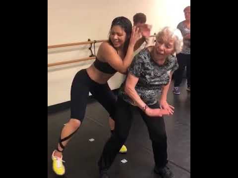 אישה מבוגרת בתצוגת ריקוד זומבה מרשימה במיוחד