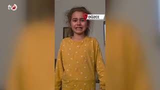 Küçük Kız İstiklal Marşı’nı Hem Okudu Hem Ağladı