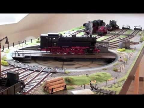 Dampflokomotive BR 82 auf der Drehscheibe --- Modellbahn im Maßstab 1:32, Spur 1