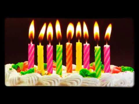 Velas de pastel encendidas.