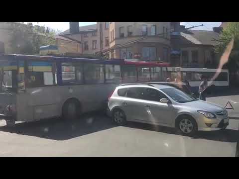 У Франківську сталося потрійне ДТП за участі тролейбуса. ВІДЕО