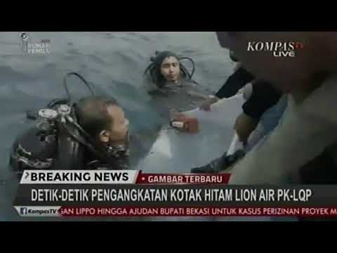 Divers on Thursday recovered a flight data recorder from the crashed Lion Air jet on the Indonesian seafloor, a crucial development in the crash investigation. 189 people died when the 2-month-old plane plunged into the sea on Monday. (Nov. 1)