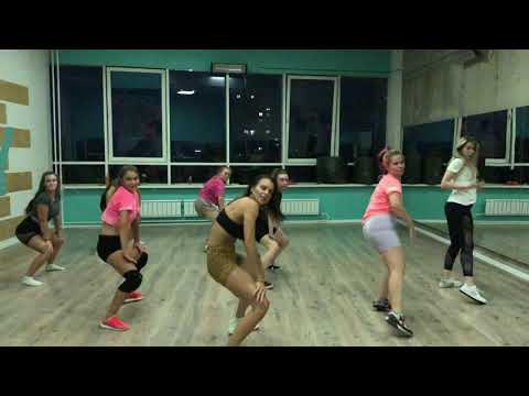 Female dancehall class by Mara ice cream