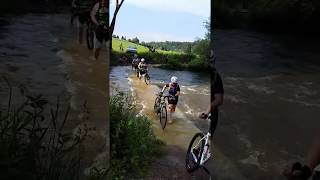 Kokosi se valí přes řeku, nic je nezastaví! ;-)