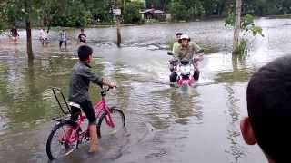 preview picture of video 'Flood update, Water bikes in Aluva'